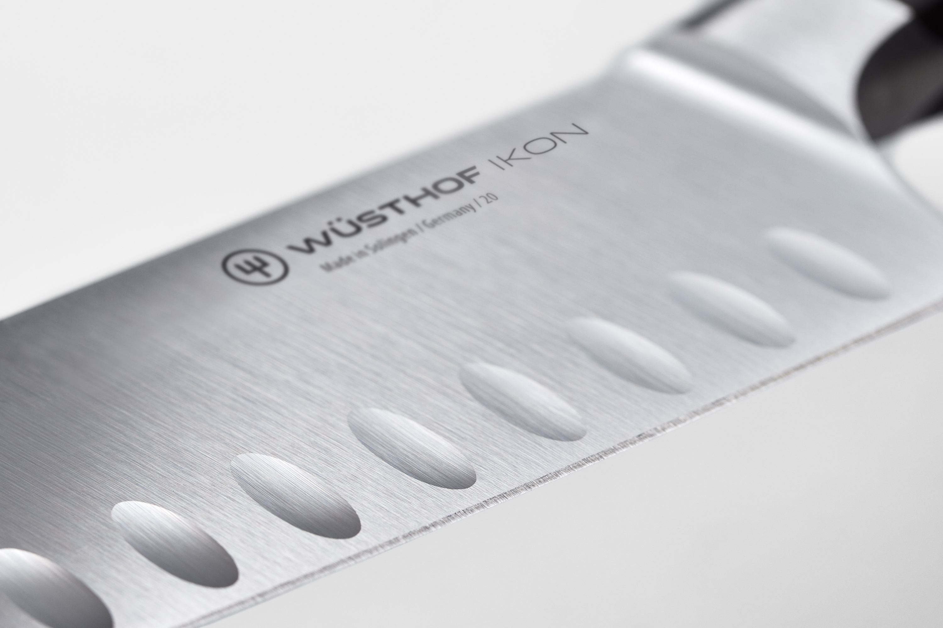 Ikon Santoku mit Kullenschliff 17 cm